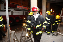  بالصور: الاطفائية تنجح بالسيطرة على حريق كبير داخل احدى الشقق السكنية بشارع ييفت